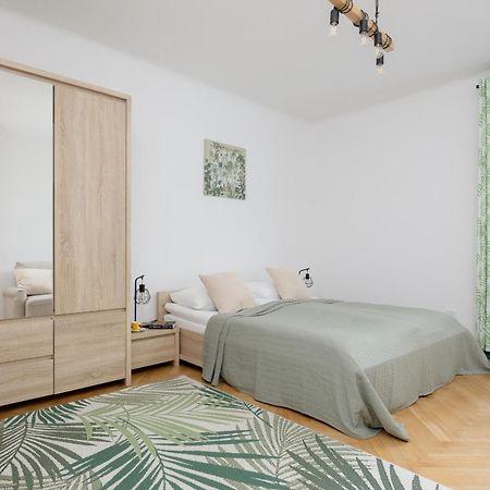 Spacious Apartment For 6 People Near The Old Town By Noclegi Renters Варшава Экстерьер фото